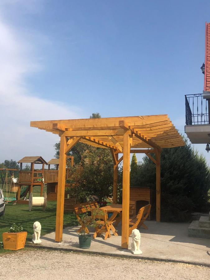 Karam Vendeghaz Es Lakasetterem Hotel Nagybajcs Exterior foto