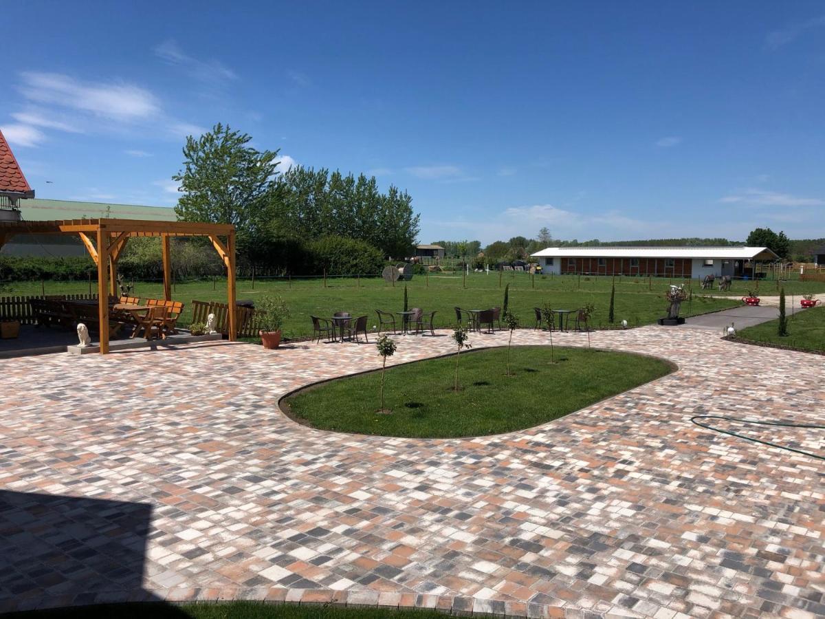 Karam Vendeghaz Es Lakasetterem Hotel Nagybajcs Exterior foto