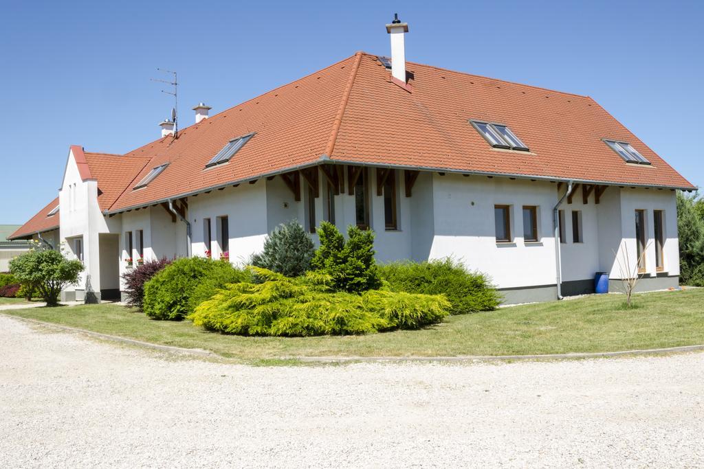 Karam Vendeghaz Es Lakasetterem Hotel Nagybajcs Exterior foto
