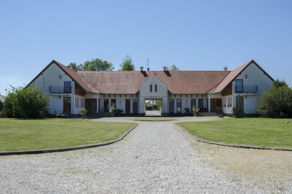 Karam Vendeghaz Es Lakasetterem Hotel Nagybajcs Exterior foto