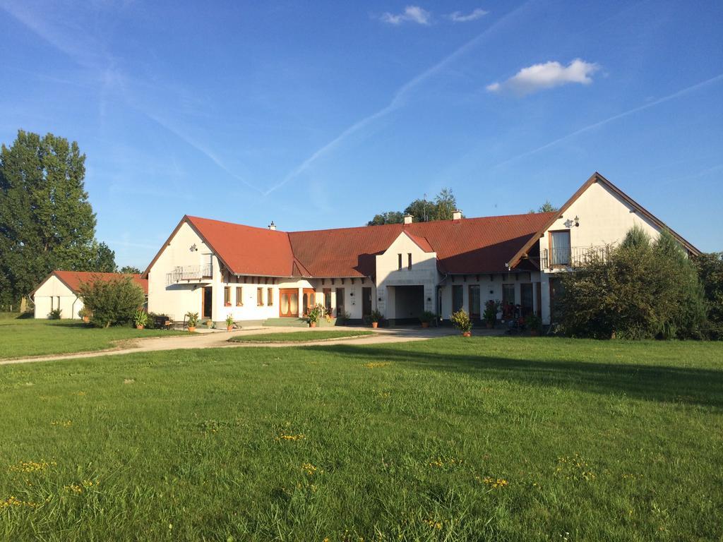 Karam Vendeghaz Es Lakasetterem Hotel Nagybajcs Exterior foto